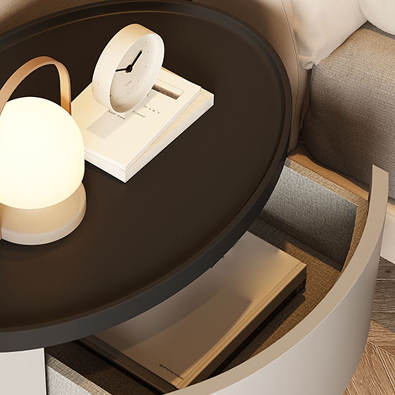 モダンなベッドナイトスタンドフェイクウッドアクセントテーブル寝室のナイトスタンド