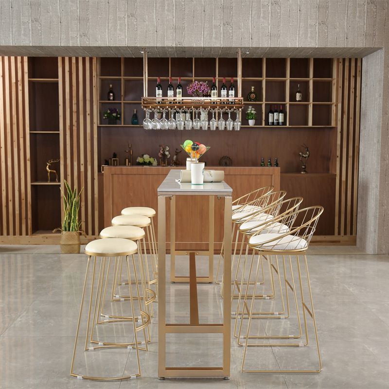 Moderner, barhoher Bistro-Bartisch mit Kunstmarmorplatte und goldenem Sockel