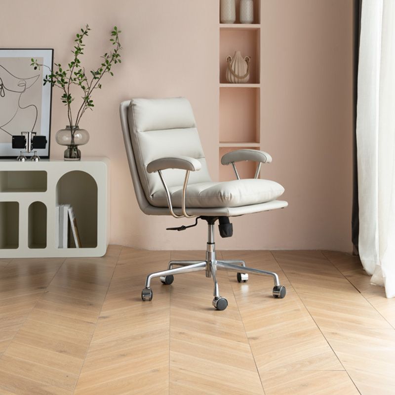 Silla de oficina de armas fija moderna Mecanismo de inclinación de cuero Silla de escritorio ergonómico