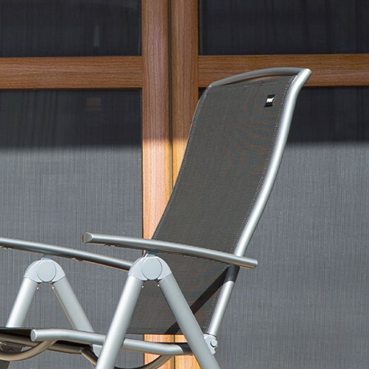 Sedia reclinabile al coperto di metallo contemporaneo con braccia e blocco della posizione