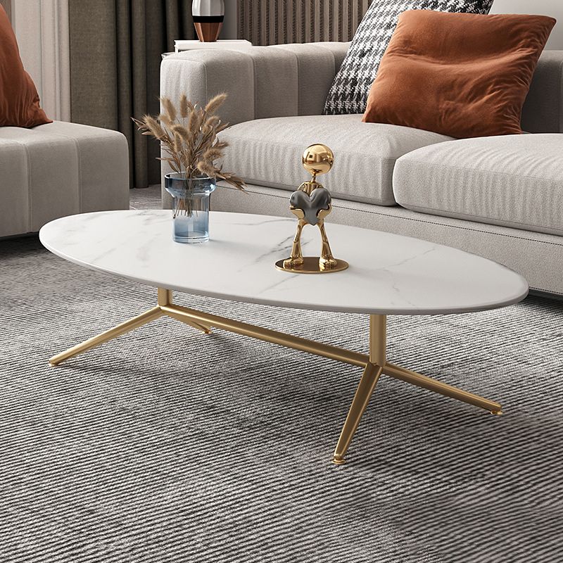 Mesa de centro estilo Glam con tapa de piedra ovalada y base de caballete de acero