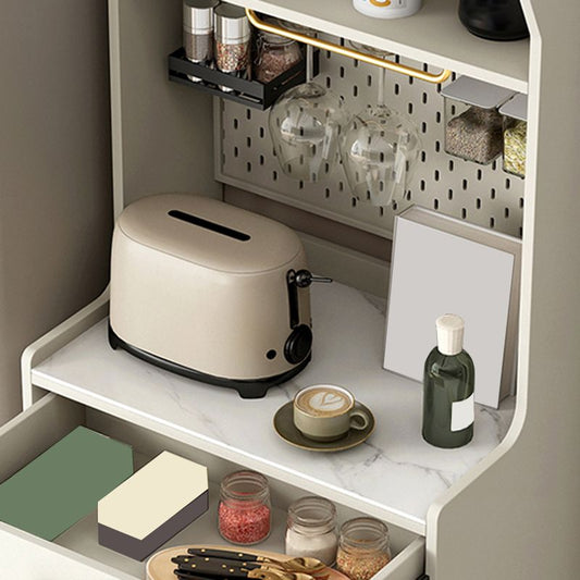 Scheda laterale in pietra a buffet da pranzo in stile glam con armadi e cassetti