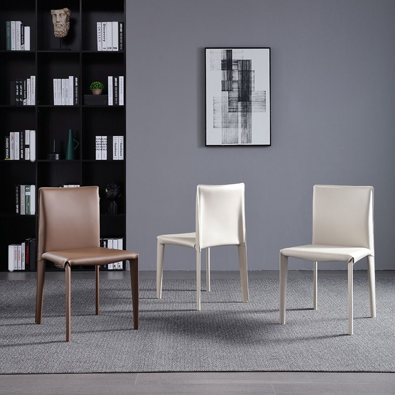 Eigentijdse eetkamerstoelen van kunstleer, armloze stoelen met metalen onderstel