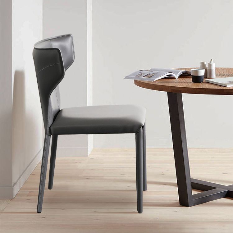 Silla de comedor de cuero y metal sin brazo de forma sintética contemporánea