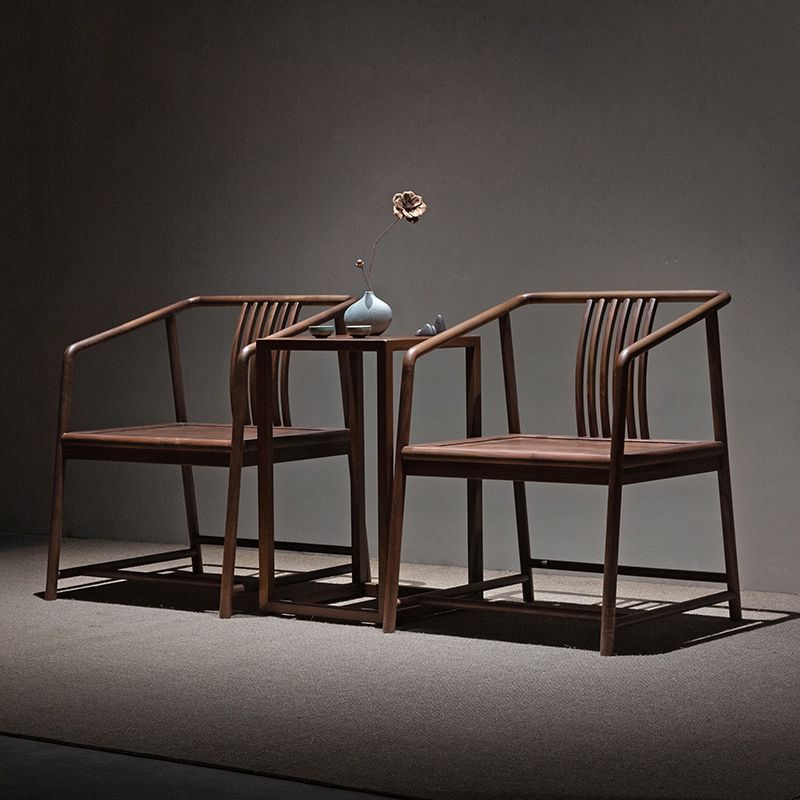 Sedia a braccio da sala da pranzo tradizionale posteriore.