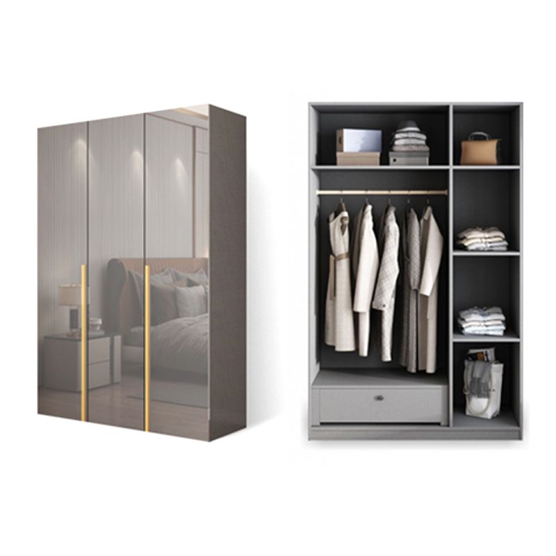 Witte verflicht luxe houten garderobe met planken en schuifdeur