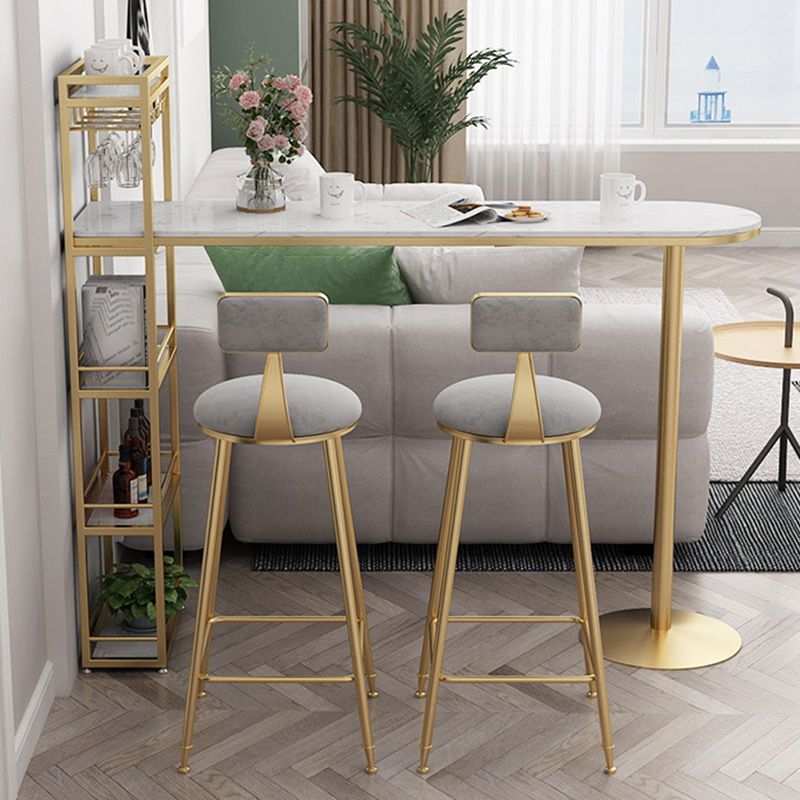 Mesa de bar de bistró de mármol sintético, mesa de bar con base metálica rectangular y estantes