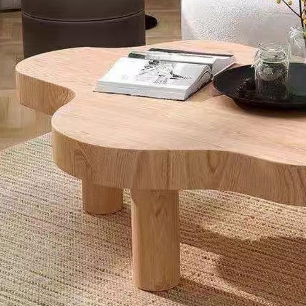 Table basse scandinave de forme libre avec 3 pieds en bois de pin
