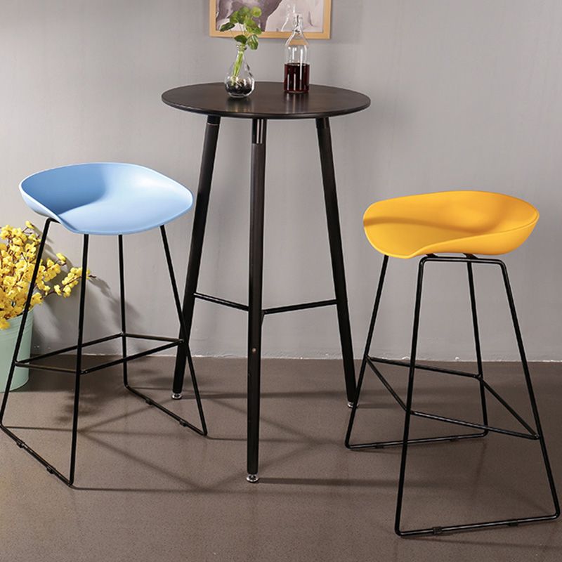 Contemporary Counter Bar Stool Bucket Bar Stool with Footrest Iron Base Clearhalo 'Bar Furniture' 'Bar Stools' 'bar_stools' 'furn' 'furn_bar_stools' 'furniture_bar_stools' 'Kitchen & Dining Furniture' 'kitchen&dining_furn' 'kitchen' 'kitchen_furn' Furniture' 1200x1200_765a083d-9a81-46dd-9258-4a8fb39609e3