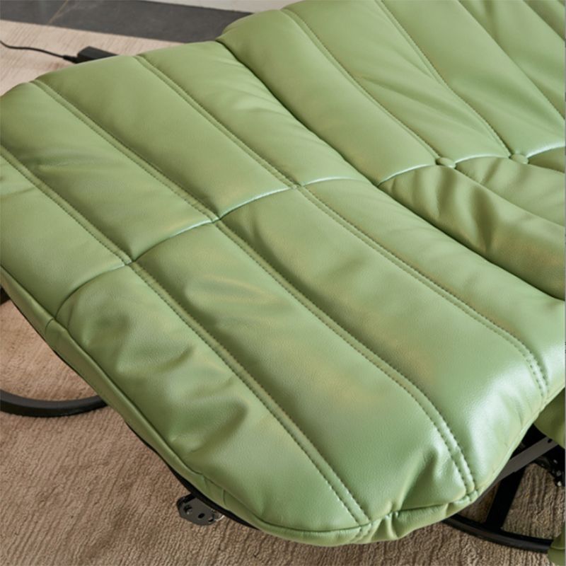 Maderni poltrone reclinabili in vetrino in vetrino in finta pelle.