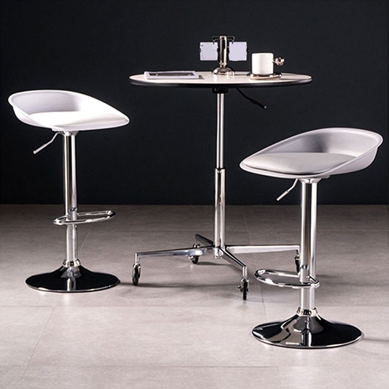 Sgabello da bar regolabile con schienale basso e regolabile in stile moderno con gambe in metallo