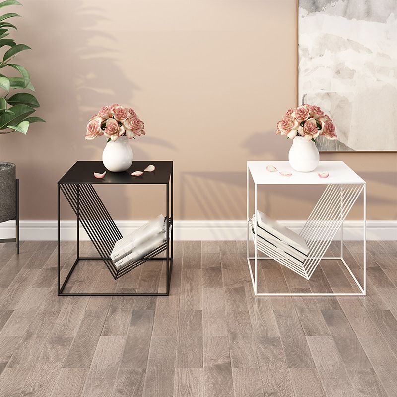 メタルスクエアトップサイドテーブル19.68 "雑誌ホルダー付きの背の高いフレームベースエンドテーブル