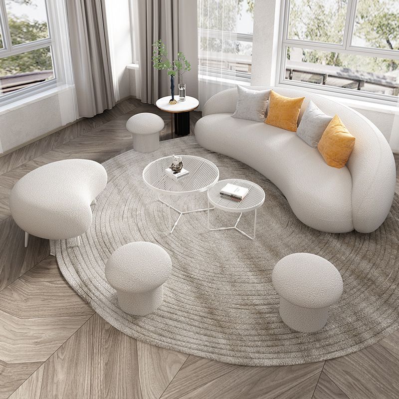 Eigentijdse woonkamer stof smoking armkussens witte zitplaatsen