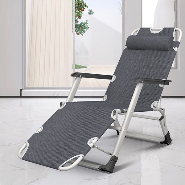 Hedendaagse grijze standaard ligstoel met metalen basis en zwarte armen