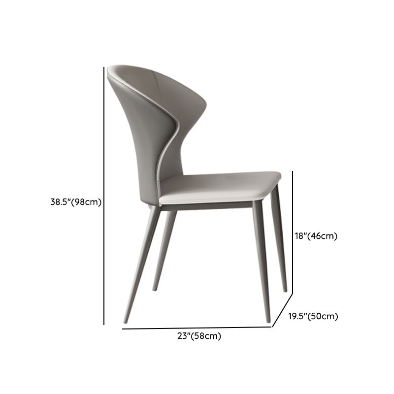 Zeitgenössischer Sinter -Stein -Top -Metall -Basis -Esstisch mit Stühlen
