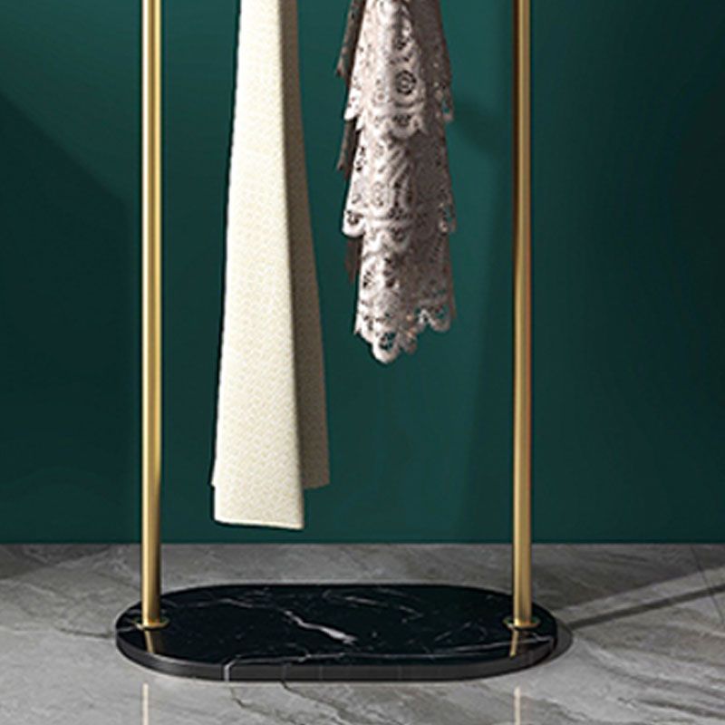 Ganci metallici della sala contemporanea non includevano un rivestimento per cappotti indipendenti