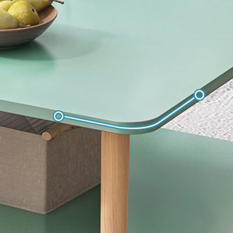 Tavolino moderno di legno con 4 gambe in legno naturale e conservazione