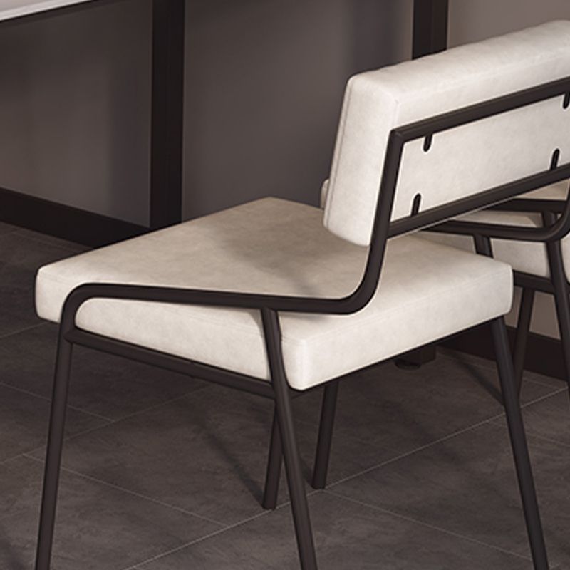 Chaise latéral de style industriel rembourré à l'arrière ouvert avec une jambe en métal