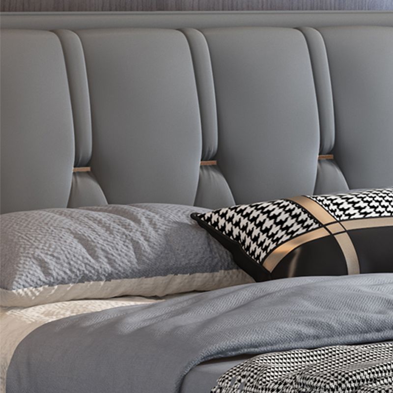 Letto standard grigio contemporaneo con letto trapuntato e gambe