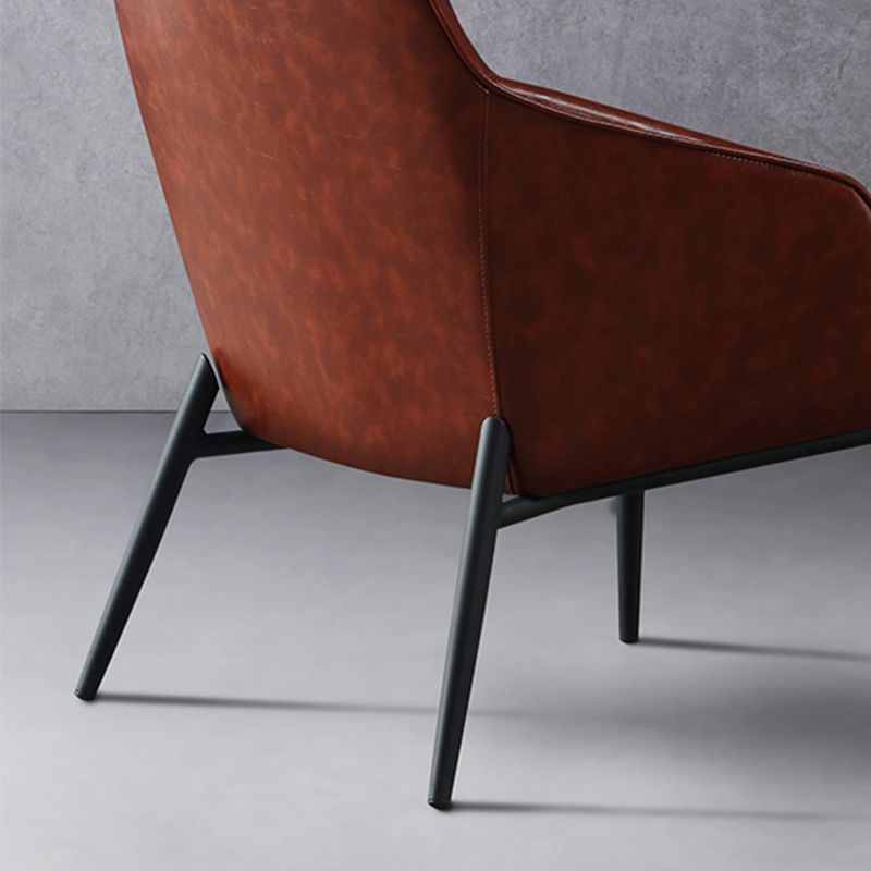 Chaise d'accentuation en cuir arrière en cuir serré de couleur unie avec quatre jambes