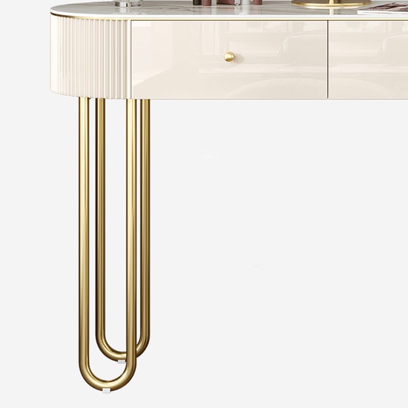 Stone en metalen ijdelheid tafel in beige make -up bureau, glanzende afwerking