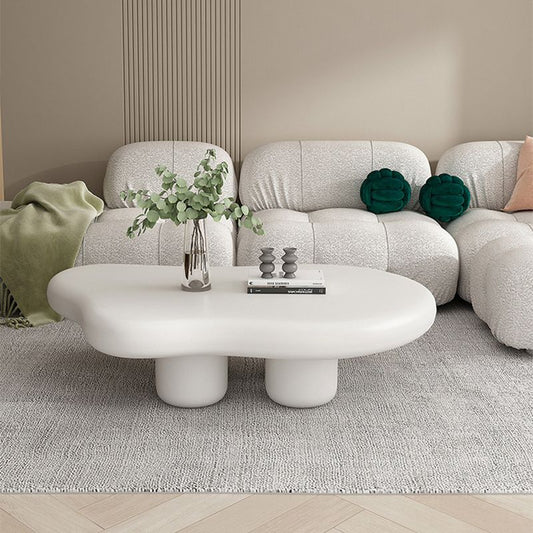 スカンジナビアのフリーフォームコーヒーテーブル松の木に4本の脚が付いています