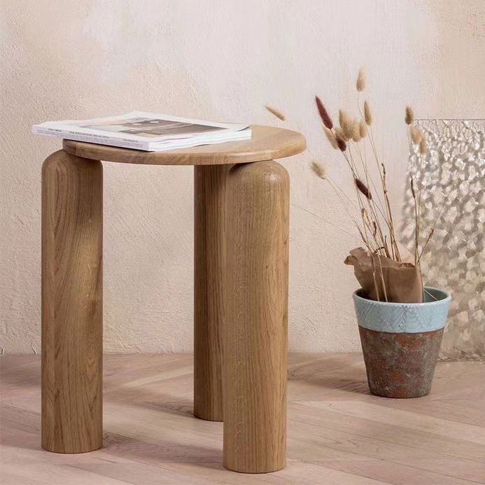 3本の脚のある北欧サイドテーブルラウンドソリッド木製エンドテーブル