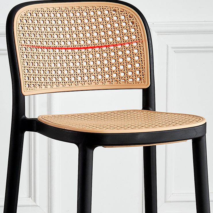 Sgabello moderno con poggiapiedi quadrato Sgabello in rattan di plastica in bianco e nero
