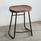 カフェ用の木製のシートとペダル付きのモダンなアームレスバックレススツールの鉄のバースツール