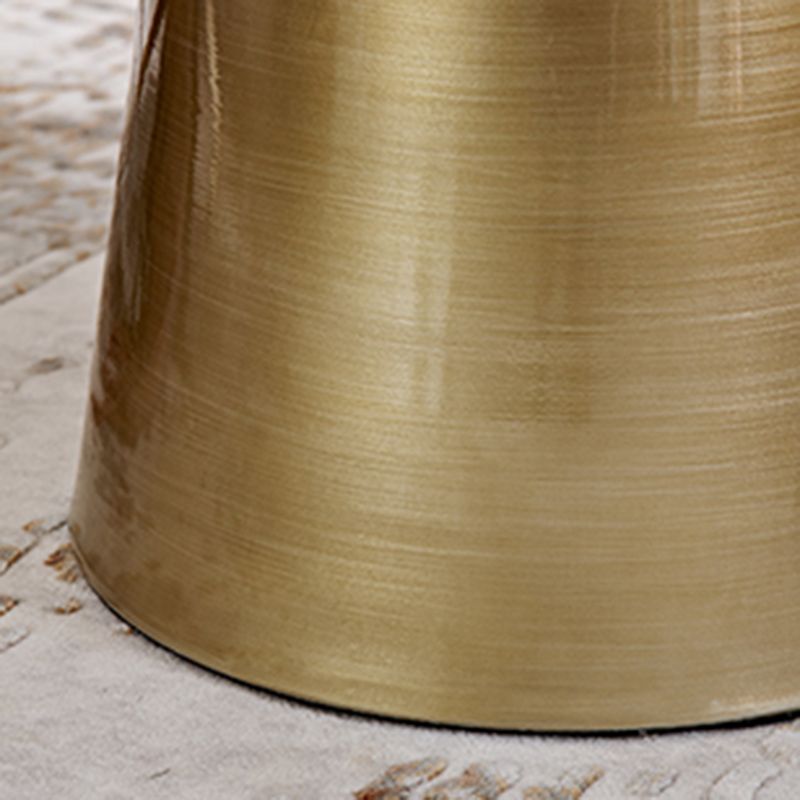 Sélection multicolore du matériau en métal moderne de la table de nuit ronde