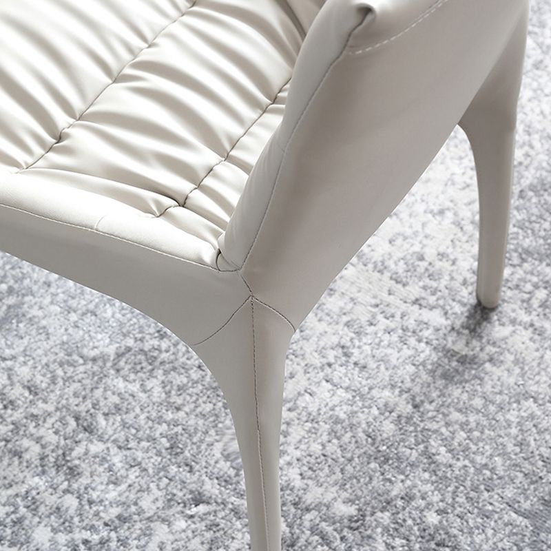 白い布張りのダイニングチェアコンテンポラリーキッチンダイニングアームレスチェア