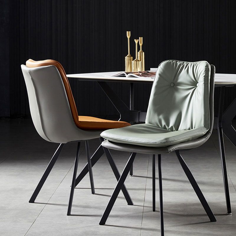 ブラッセリーのための現代のアームレスダイニングチェアレザーカーブドパーソンズサイドチェア