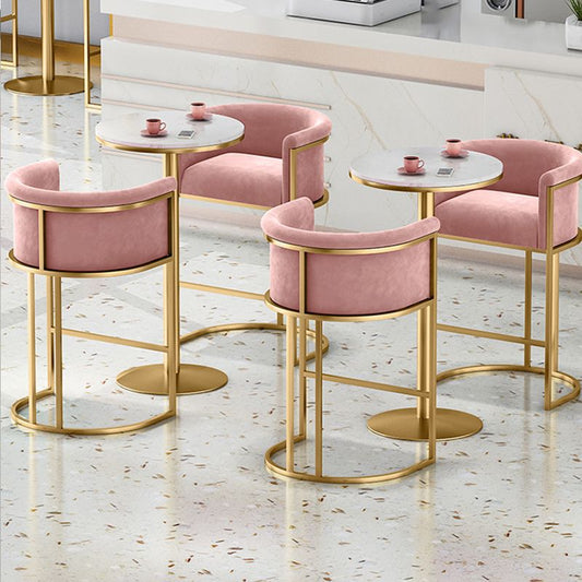 Sgabello da bar per poggiapiedi scandinavi.