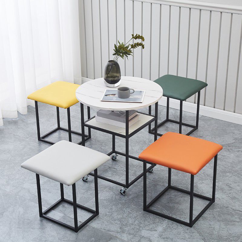 Set di dinette a 5 pezzi moderni con tavolo da pranzo in legno fabbricato e 4 sedie