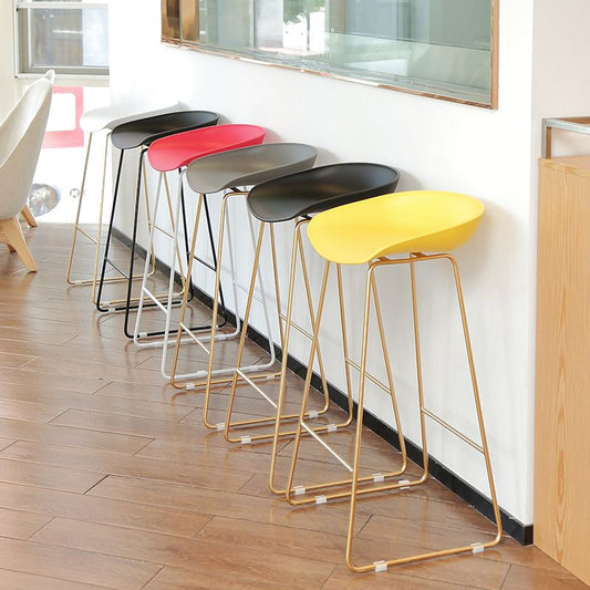Tabouret de bar sans bras en plastique contemporain tabouret de hauteur de barre basse avec cadre en métal