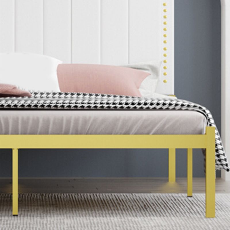 フェイクレザーステップヘッドボードとネイルヘッドトリム付きアイアンベッド