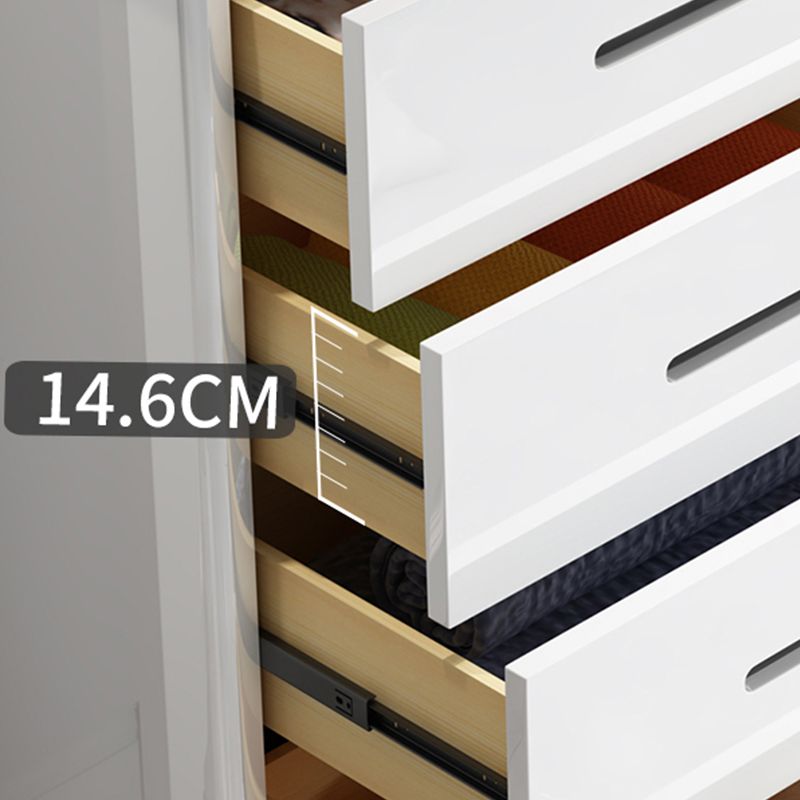 黒い足のある現代の石の貯蔵箱の寝室の白い胸