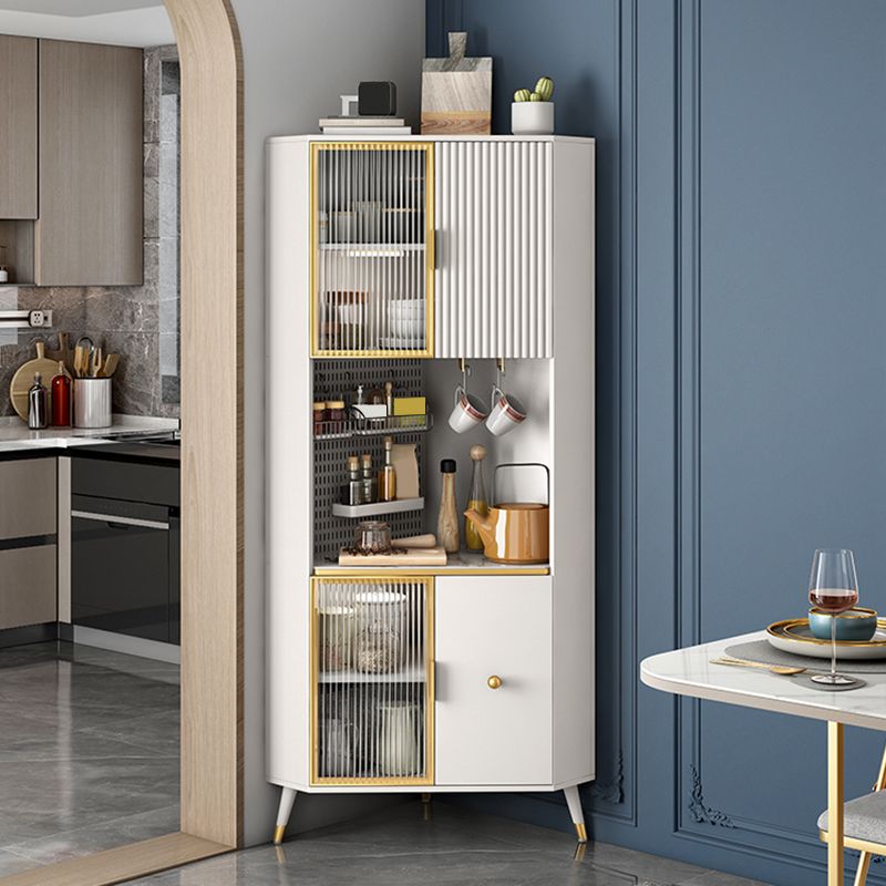 Scheda laterale in pietra a buffet in stile moderno con armadi