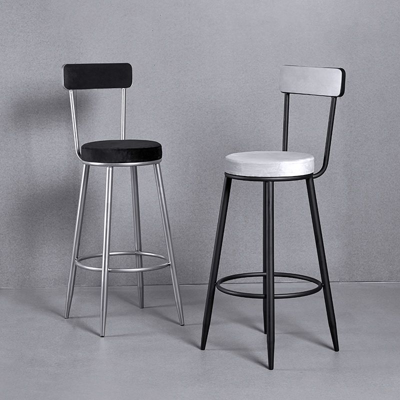 Sgabello da bar rotondo di ferro scandinavo.