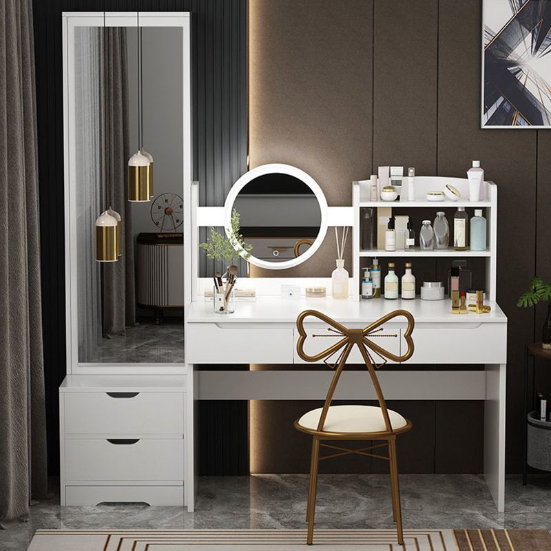 Moderne en bois avec une chambre de maquillage miroir éclairé de chambre à coucher