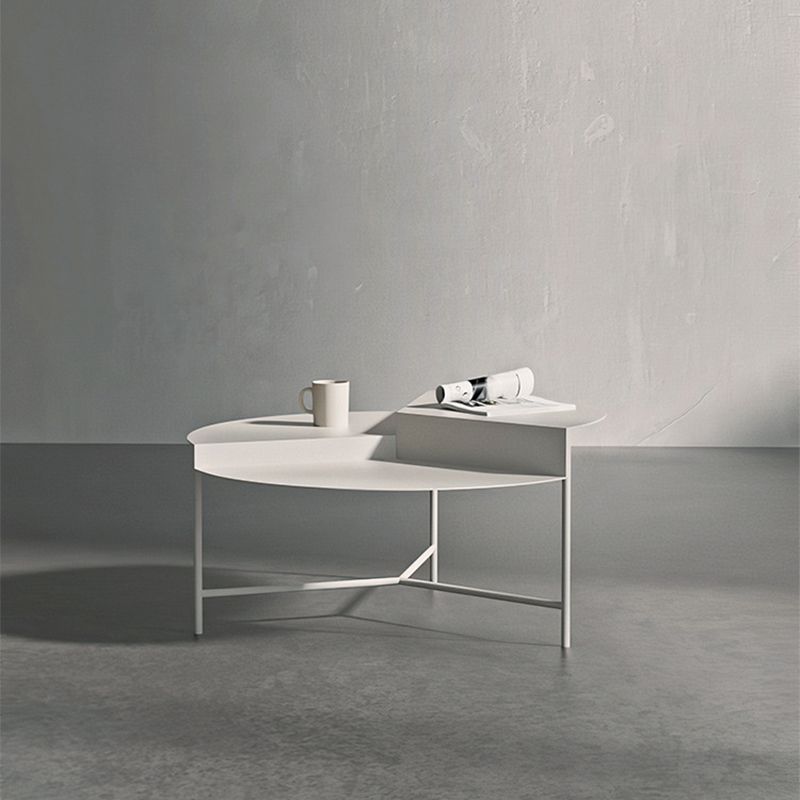 Tavolino moderno di Rond moderno di metà secolo con 3 gambe in ferro alto 17,72 "