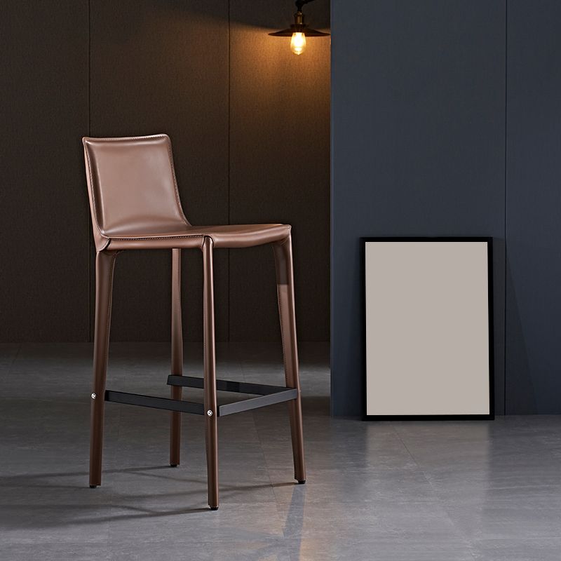 Tabouret de comptoir de dossier industriel de 39 "à hauteur avec coussin en cuir