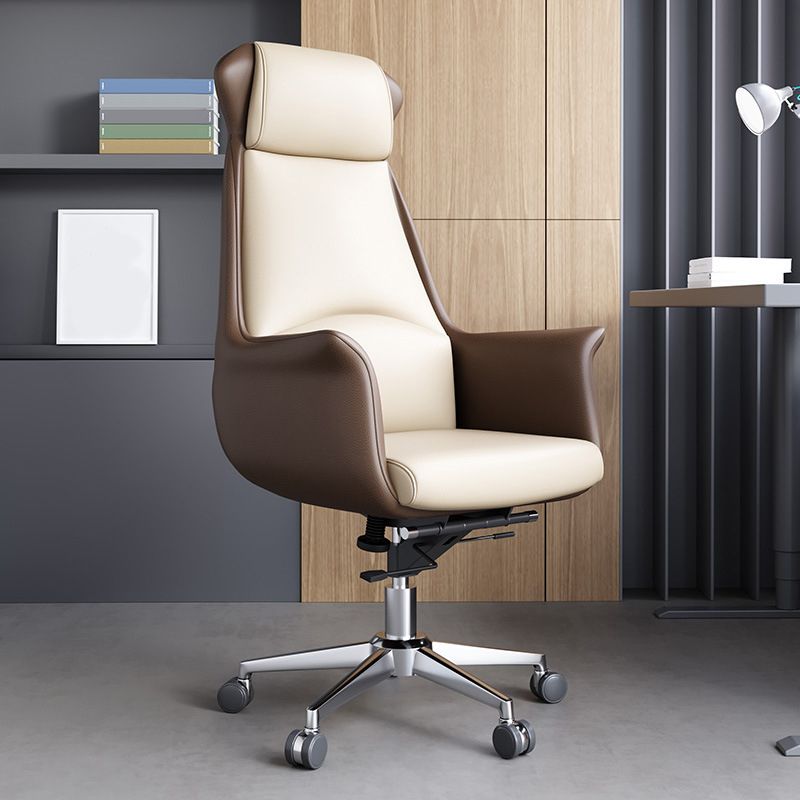 Sedia moderna con braccioli inclusi e rotelle, sedia da scrivania in pelle con schienale alto, colore nero/marrone