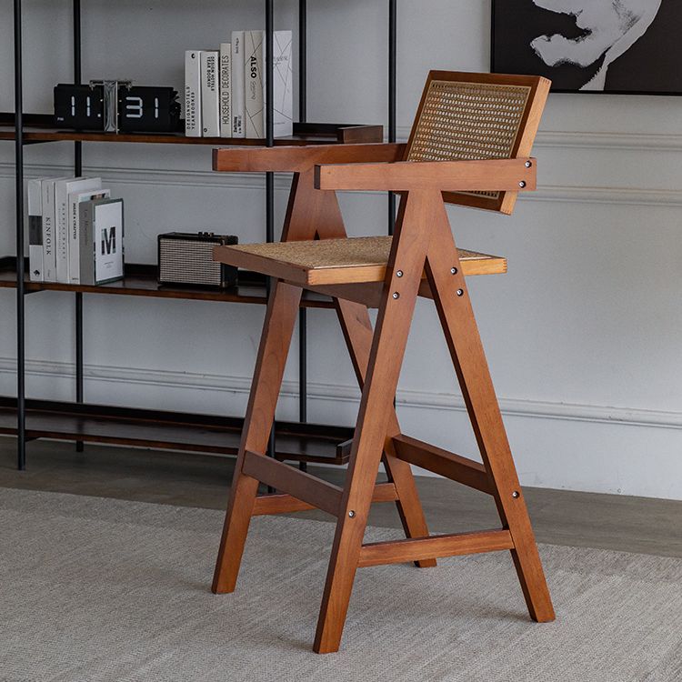 Eigentijdse lage rug vast hout gewapende barkruk met voetsteun