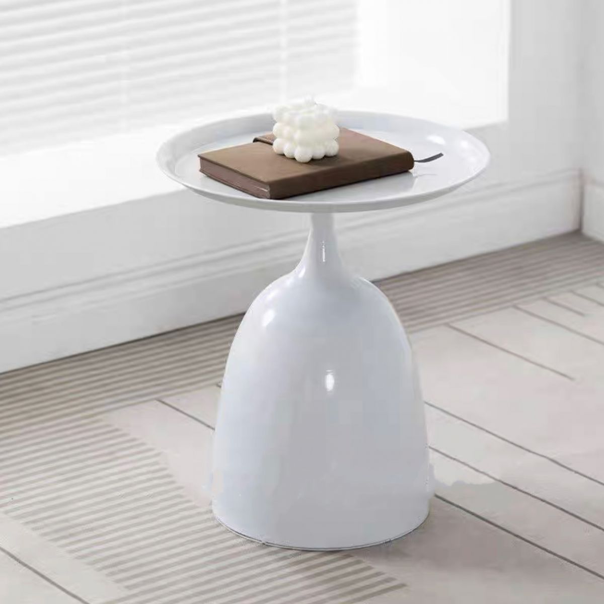 Table de métal ronde de style moderne médiéval avec table d'appoint de base de piédestal