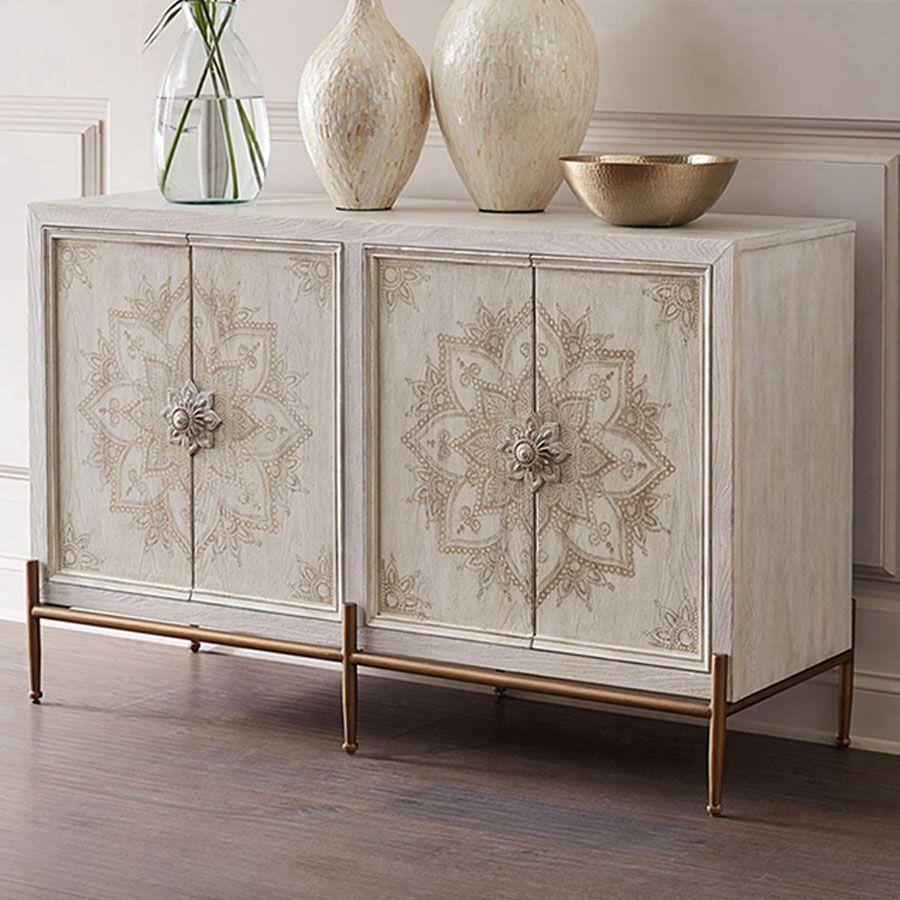 Gli armadietti in legno bianchi includevano un mobile accento con gambe dritte