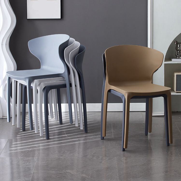 Zeitgenössischer Innenflügelback -Plastikstapelarm ohne Seitungsstuhl