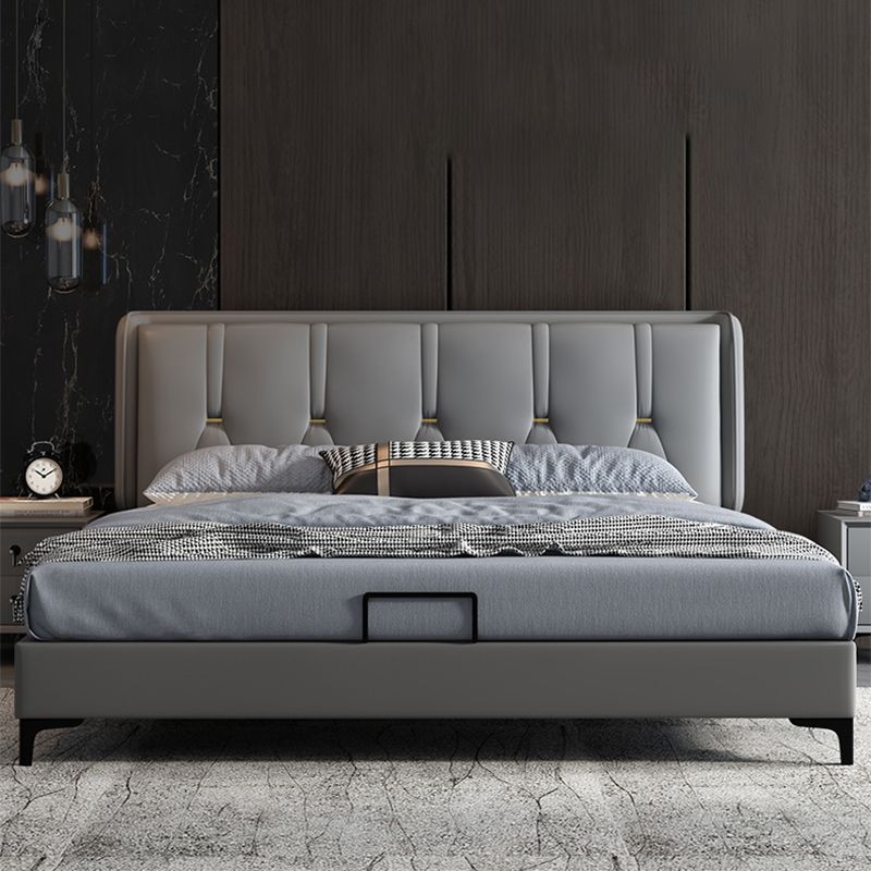 Letto standard grigio contemporaneo con letto trapuntato e gambe