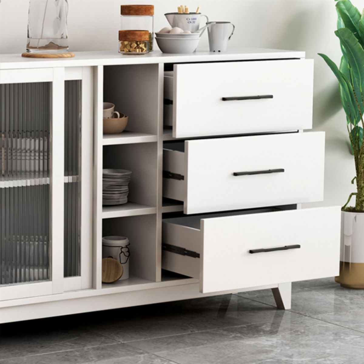 Sideboard in legno ingegnerizzato ingegnerizzato in stile glam con porta di vetro