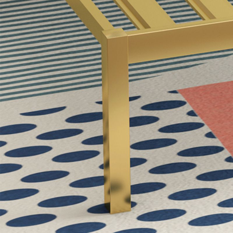 Letto rivestito in un chiodo con telaio in metallo in metallo in oro